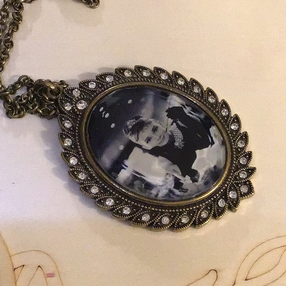Audrey Hepburn Necklace - Picture 5 of 9